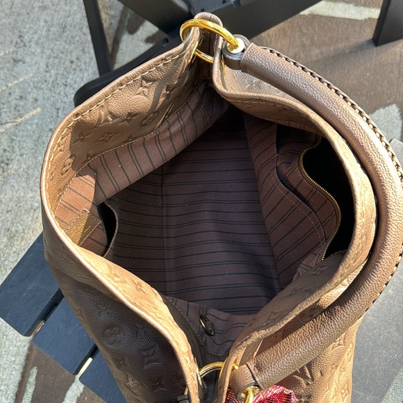 Authentic Louis Vuitton artsy - Picture 13 of 15